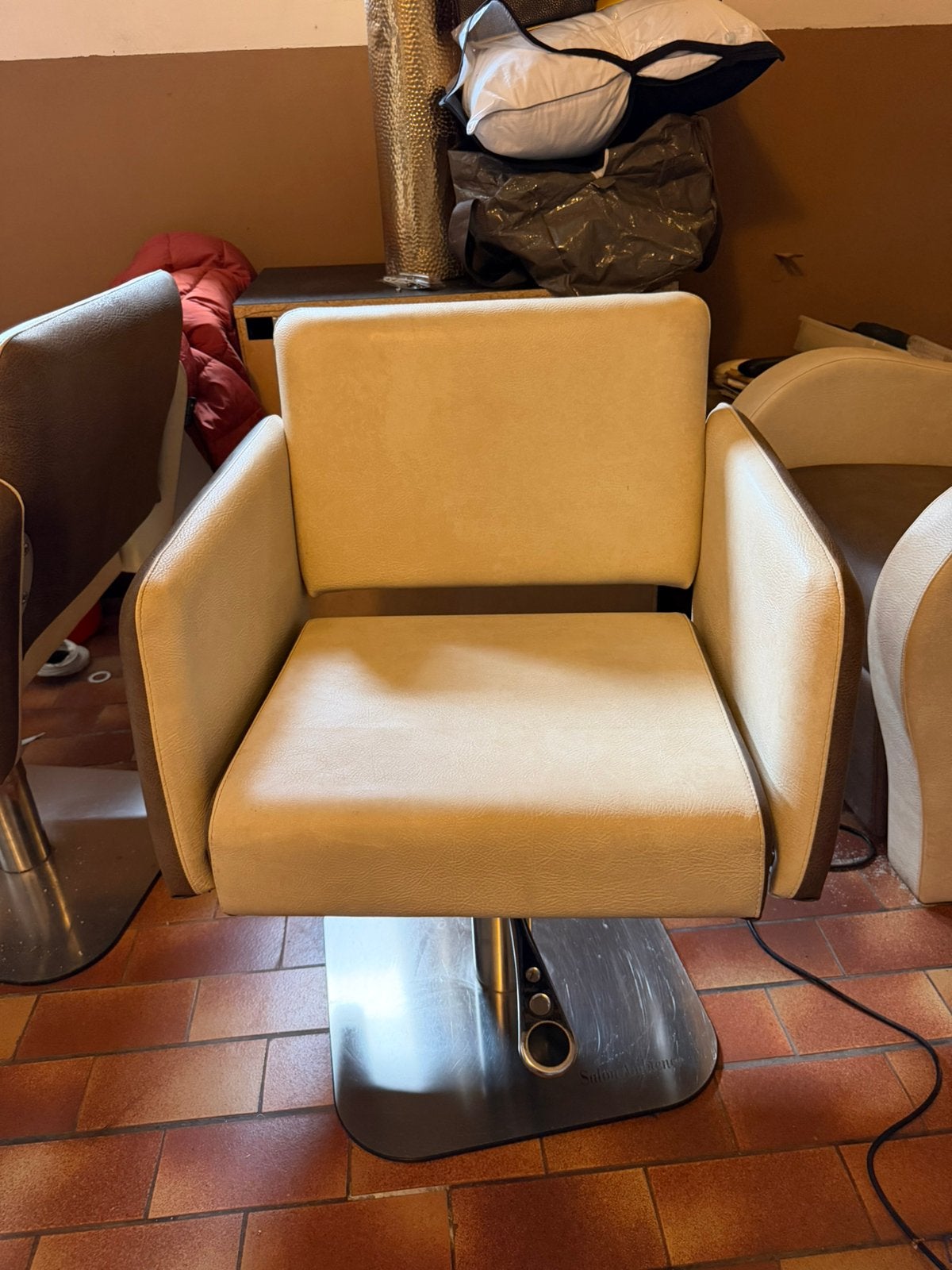 2 kappers stoelen salon ambience, Huis en Inrichting, Stoelen, Ophalen, Gebruikt, Bruin