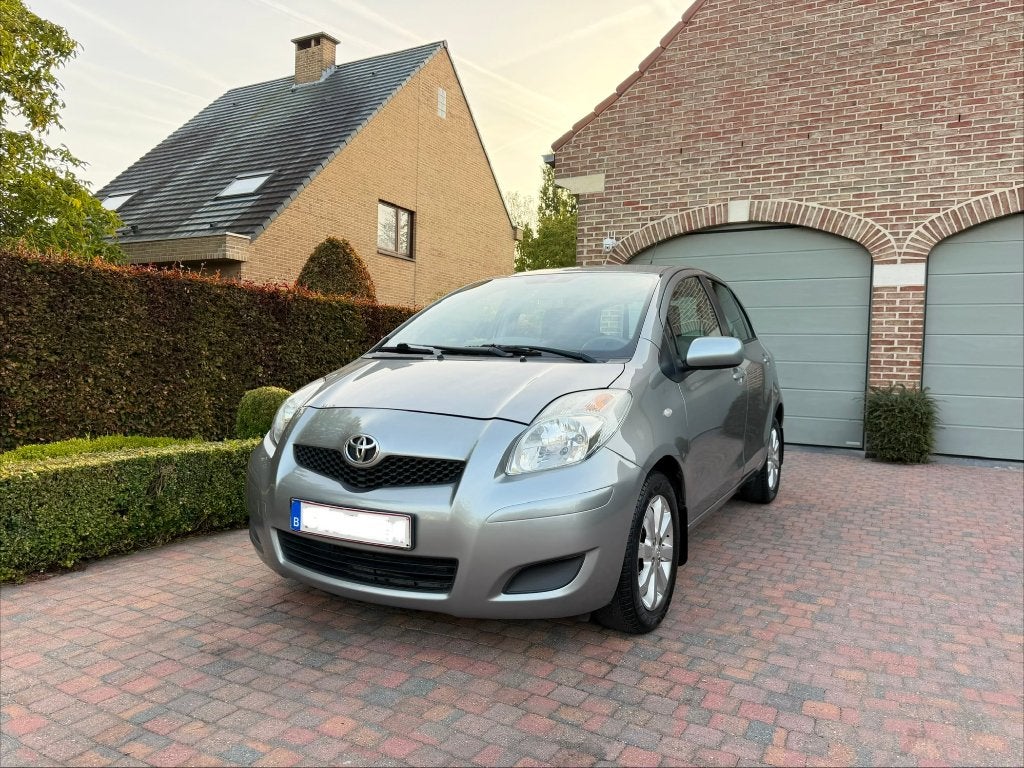 Toyota Yaris 1.3i 5p AC Prête à immat, Autos, Argent ou Gris, Achat, Boîte manuelle, Noir
