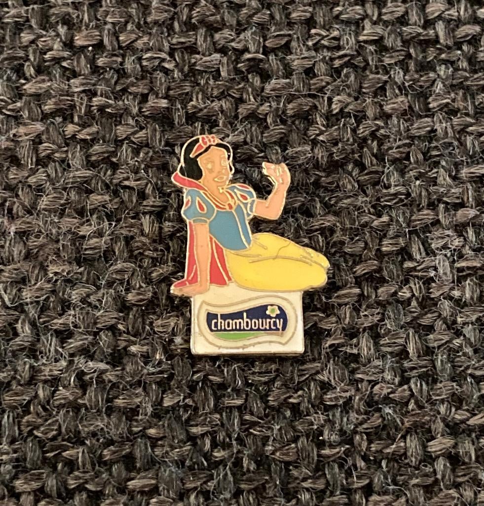 PIN - CHAMBOURCY - DISNEY - SNEEUWWITJE - BLANCHE NEIGE, Envoi, Utilisé, Figurine, Insigne ou Pin's