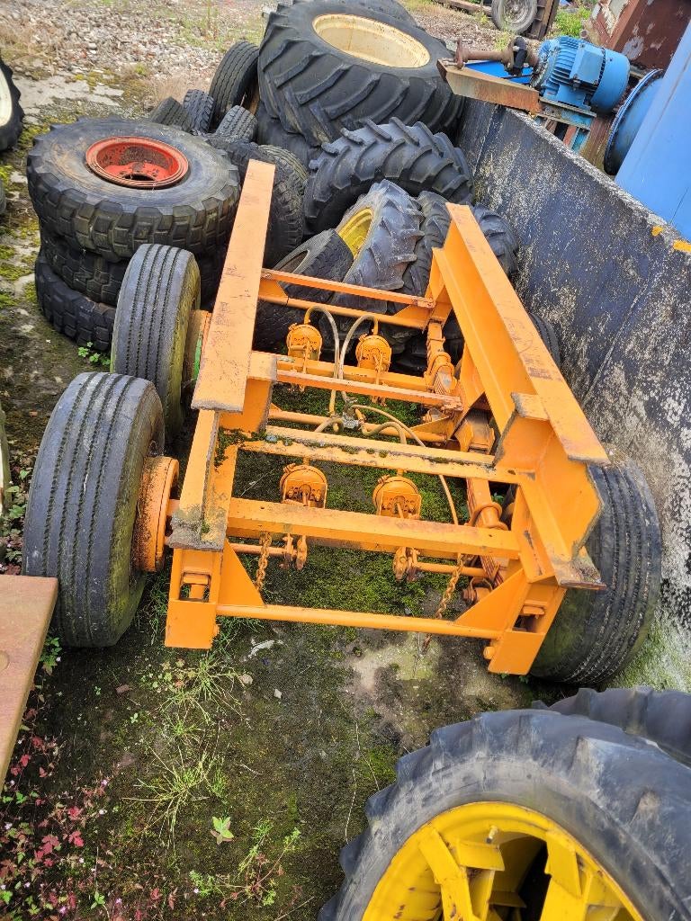 Sterke 2 asser onderstel Nieuwe banden !, Ophalen, Gebruikt