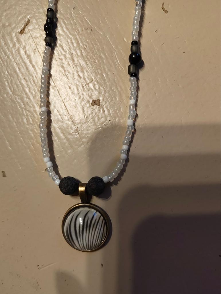Prachtige handgemaakte ketting met cabochon en parels, Handtassen en Accessoires, Kettingen, Wit