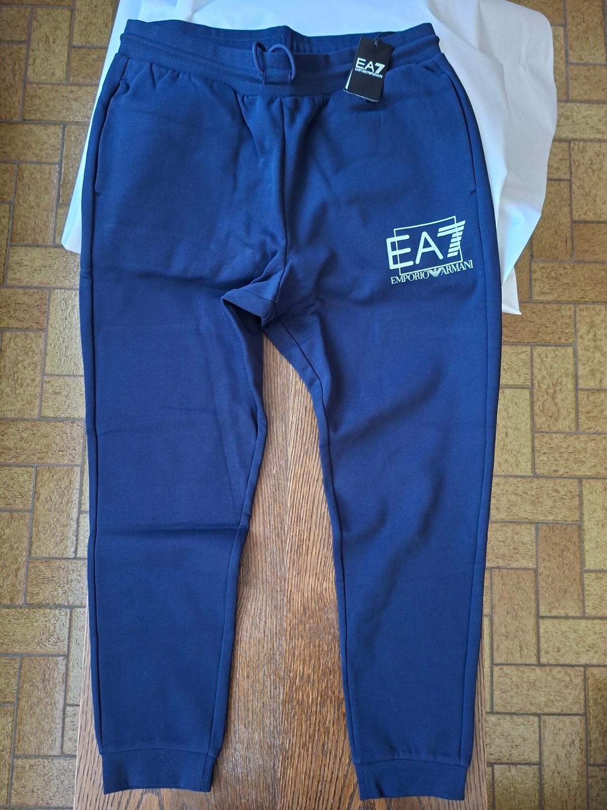 Emporio Armani trainingsbroek. Marineblauw. Maat XL Nou, Kleding | Heren, Broeken en Pantalons, Ophalen of Verzenden, Blauw