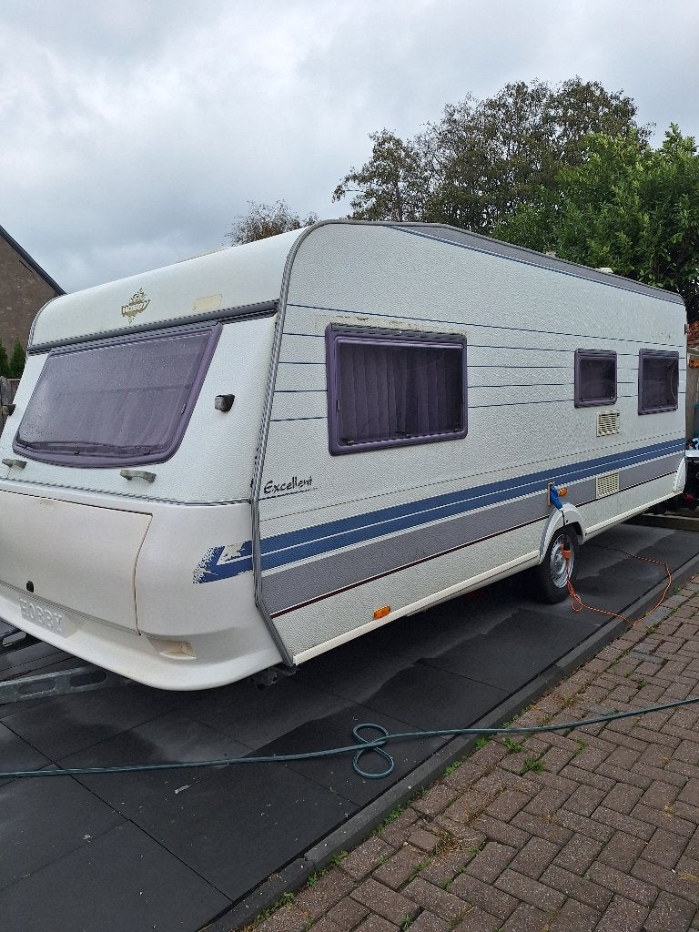 Caravan hobby excellent 560 met tent, Caravanes & Camping, Hobby, 5 à 6 mètres, Particulier, Banquette en rond