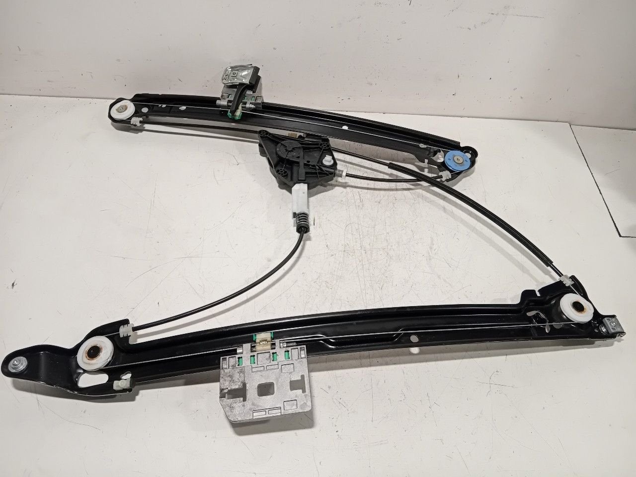 Raammechaniek elektrisch links voor Audi Q8, Onderdelen@venauto.nl, Van der Ven Autorecycling B.V., Ettenseweg 76, 4706 PB Roosendaal, The Netherlands