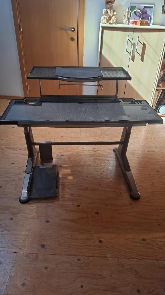 bureau/computertafel, Ophalen, Zo goed als nieuw, Metaal, Computerbureau