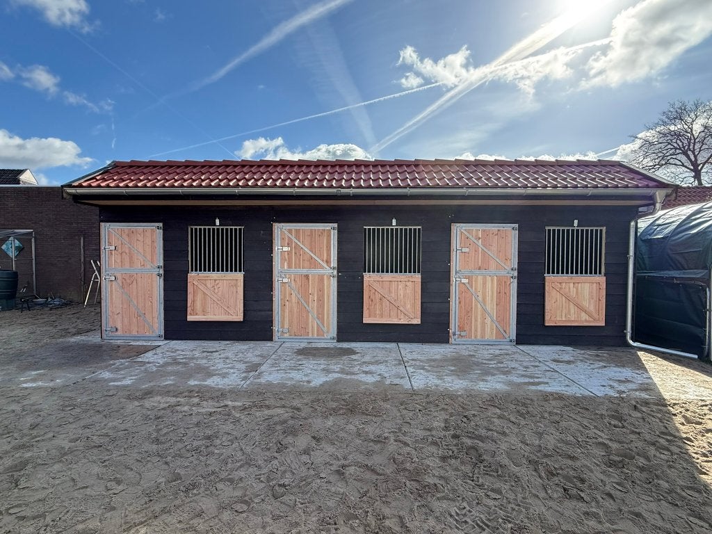 Paardenstallen van horsestables!! Alles incl prijzen!, Animaux & Accessoires, Élevage, 4 chevaux ou poneys ou plus