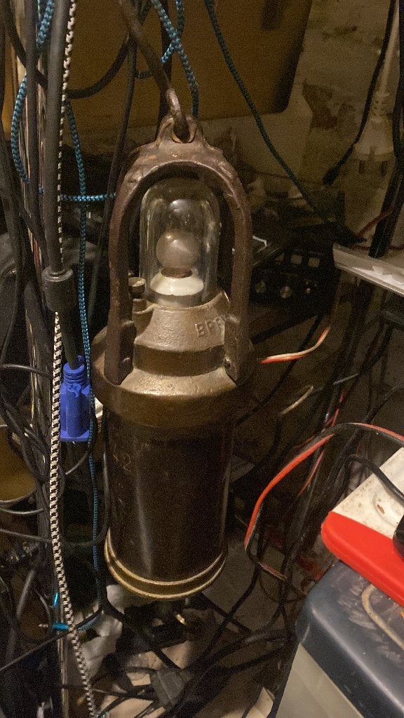 Ancienne lampe de mineur, Enlèvement