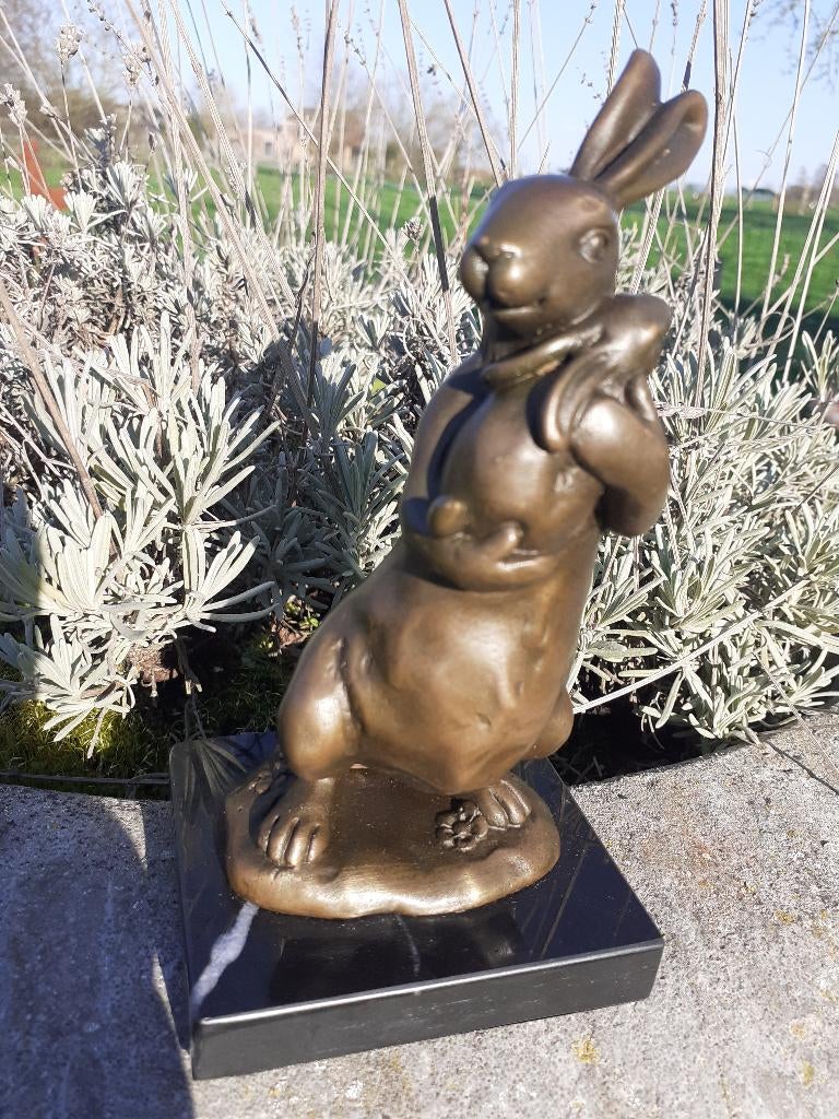 BRONZEN KONIJN EN ZIJN BABY GESIGNEERD MILO OP EEN SOKKEL, Ophalen of Verzenden, Brons