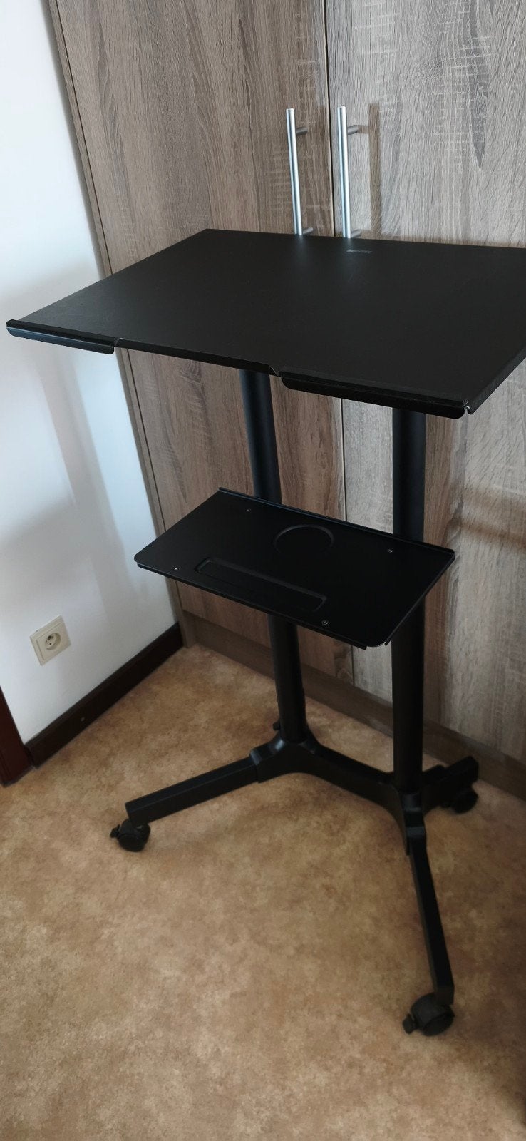 Bureau informatique réglable en hauteur sur roulettes – noir, Utilisé, Réglable en hauteur, Bureau debout, Enlèvement