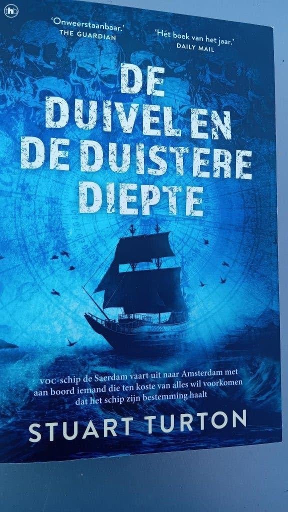 Stuart Turton: De duivel en de duistere diepte, Ophalen of Verzenden, Gelezen, Stuart Turton