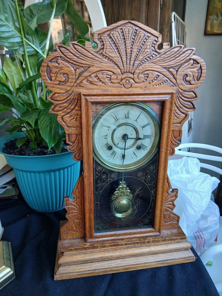 SUPERBE ANCIENNE HORLOGE A POSER EN BOIS SCULPTE, Antiquités & Art, Enlèvement ou Envoi