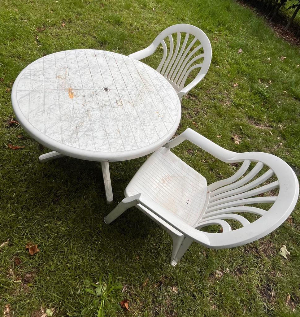 Witte ronde tuintafel 98 cm diameter,  incl 2 stoelen, Tuin en Terras, Ophalen, 4 zitplaatsen, Kunststof, Gebruikt