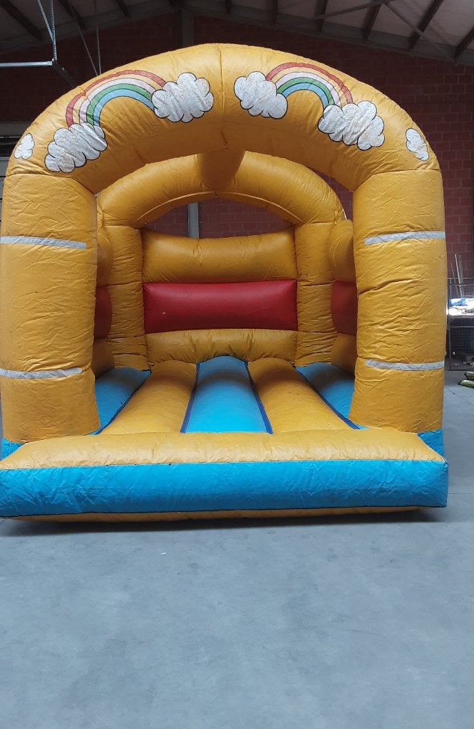 springkasteel regenboog te koop, Hobby en Vrije tijd, Feestartikelen | Verhuur, Ophalen, Gebruikt
