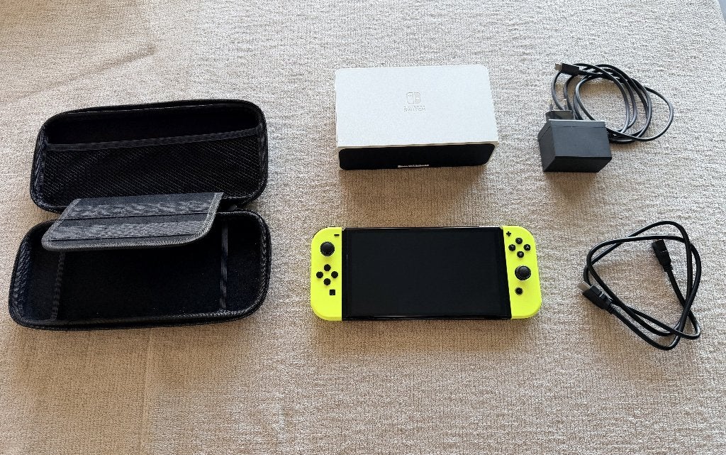 Nintendo Switch OLED geel neon met witte dock, Consoles de jeu & Jeux vidéo, Jeux | Nintendo Switch, Enlèvement ou Envoi, Virtual Reality