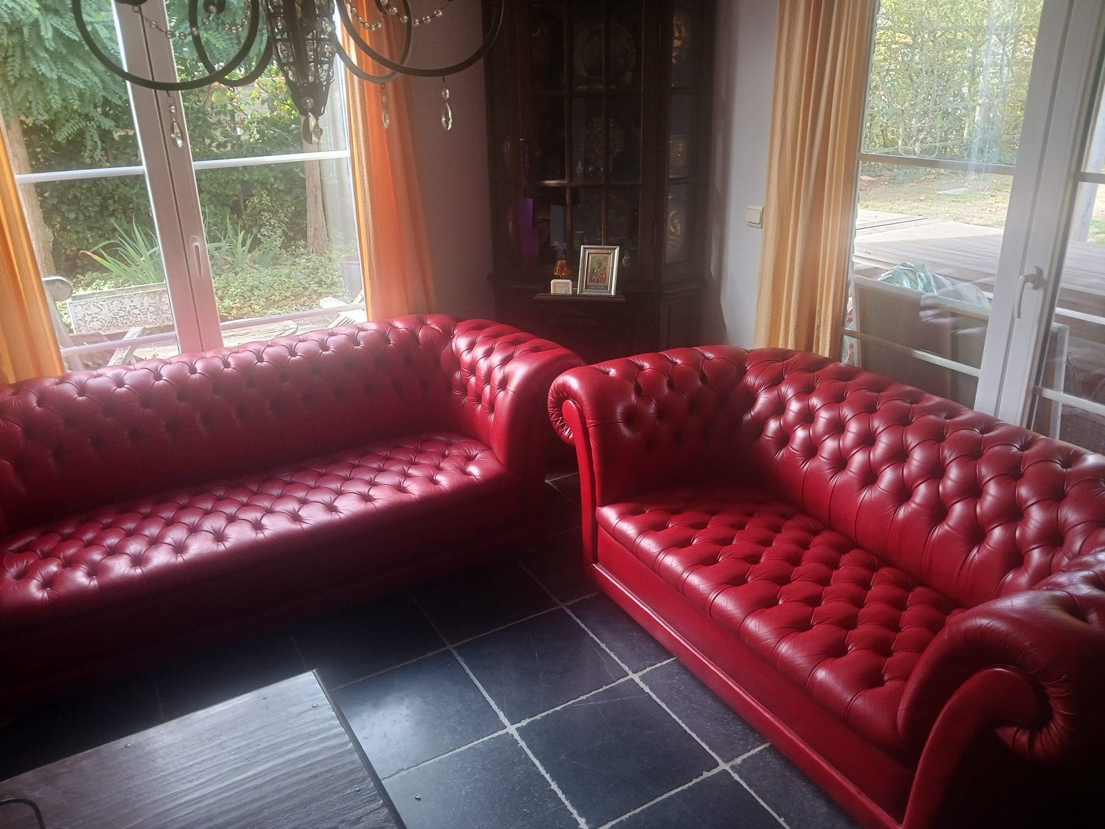 Salon Chesterfield complet (3+2+1 et pouf) - Parfait état !, Enlèvement, Comme neuf