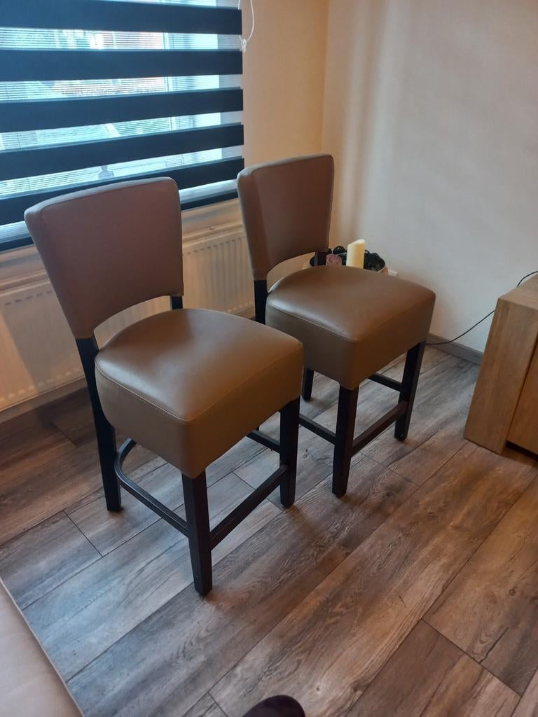 2 hoge lederen stoelen  voor een keukeneiland, Ophalen
