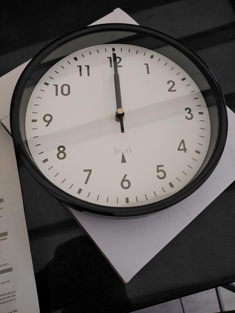 Zwarte radiogestuurde klok nieuw in de doos, Ophalen, Zo goed als nieuw
