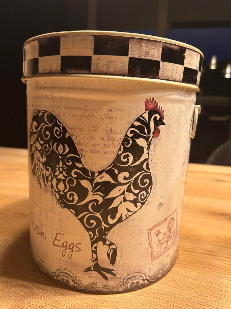 Metalen eierdoos of puur decoratie, Enlèvement