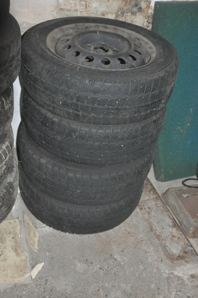 pneus camionette 195/60r16c sur jantes, Autos : Pièces & Accessoires, Pneus & Jantes, Pneus et Jantes, Pneus hiver, 16 pouces