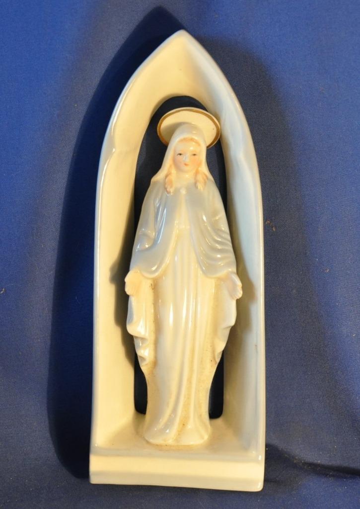 vierge au main tendue dans chapelle en porcelaine, Ophalen of Verzenden