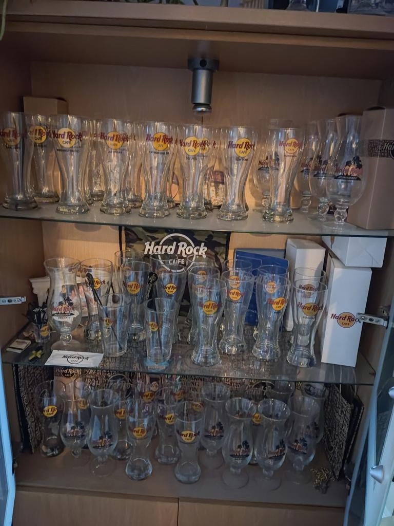 Grote verzameling Hard Rock Cafe, Ophalen