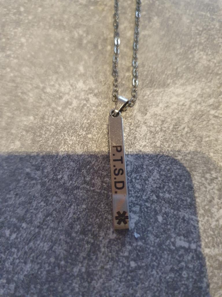 Ketting PTSD, Bijoux, Sacs & Beauté, Colliers, Enlèvement ou Envoi, Utilisé, Autres matériaux, Avec pendentif