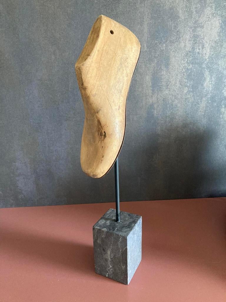 HOUTEN SCHOENLEEST OP VOET, Enlèvement, Comme neuf