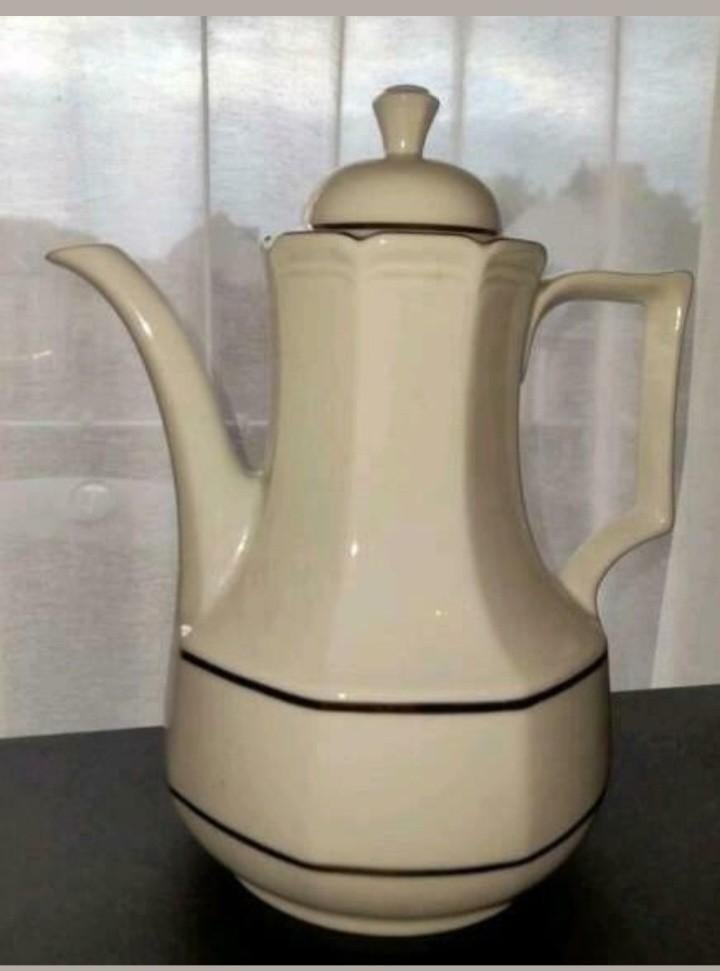 Ancienne cafetière ou chocolatière en porcelaine de Bavière, Enlèvement