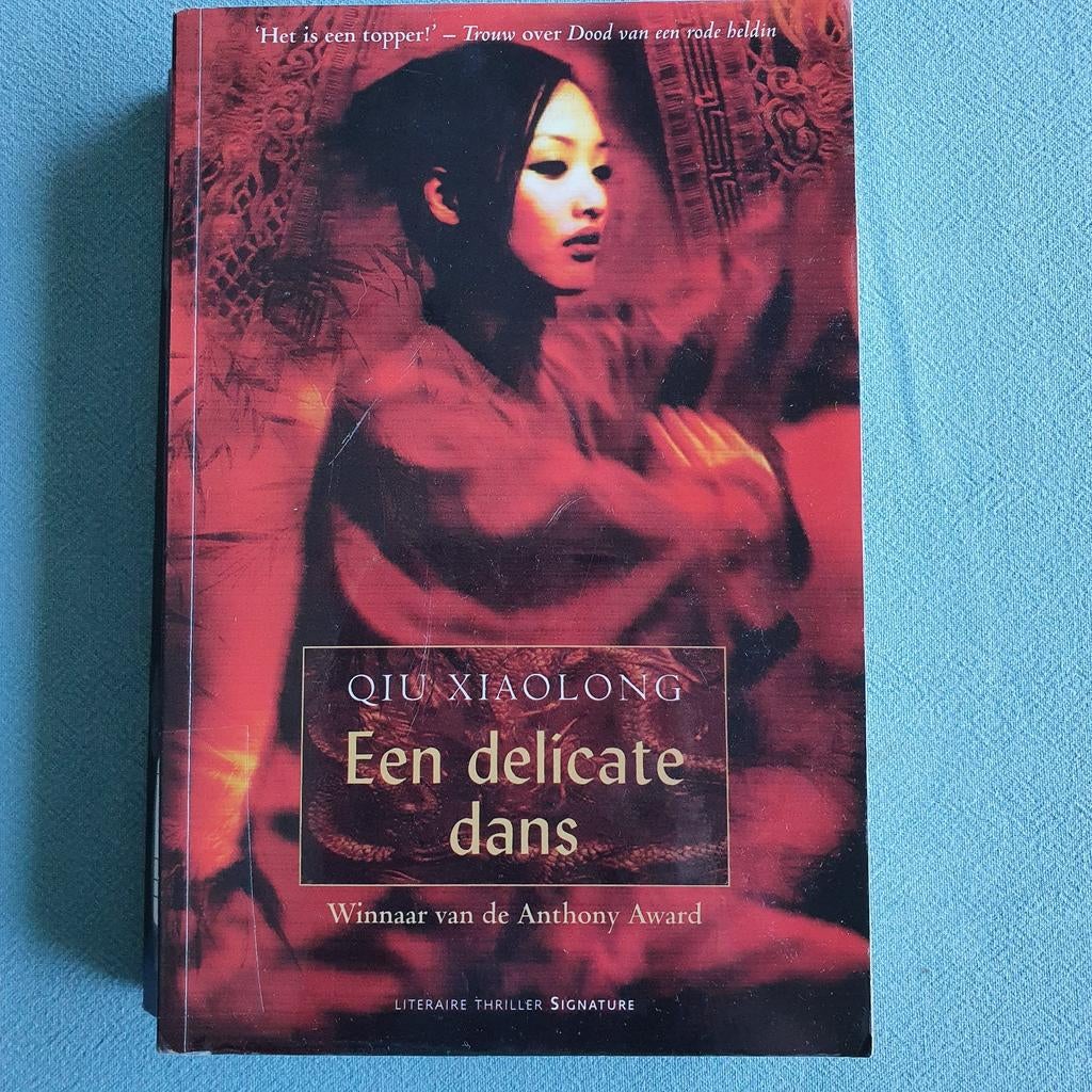 Een delicate dans (literaire thriller) - Qiu Xiaolong, Ophalen of Verzenden, Gelezen, Qiu Xiaolong