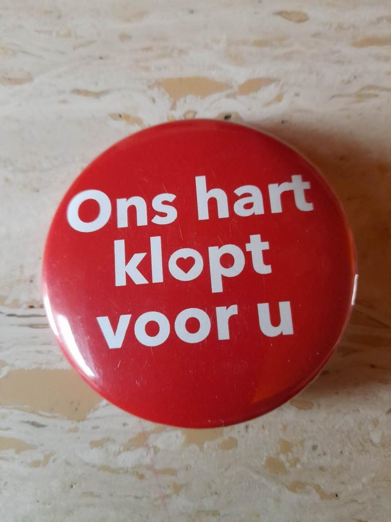 Pin's "Nos cœurs battent pour toi", Collections, Enlèvement ou Envoi, Utilisé, Autres sujets/thèmes, Insigne ou Pin's