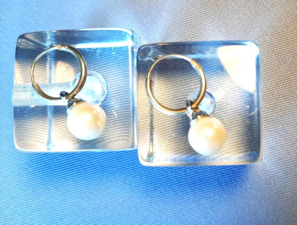 Te koop: Mooie zilveren oorbellen met wit parelmoer bolletje, Handtassen en Accessoires, Oorbellen, Ophalen, Hangers, Wit, Zo goed als nieuw