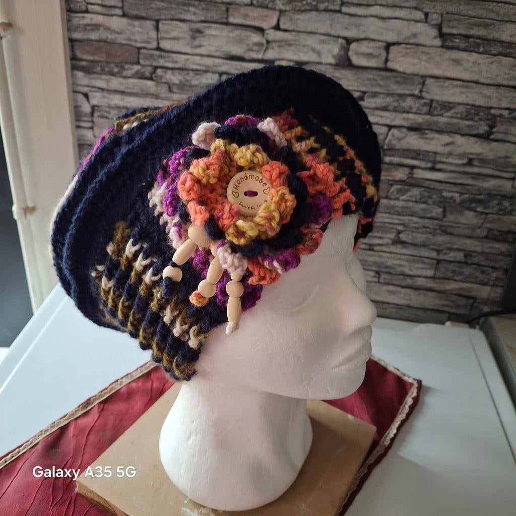 Muts barette, uniek handwerk donkerblauw en gemengde kleuren, Kleding | Dames, Ophalen of Verzenden, Nieuw