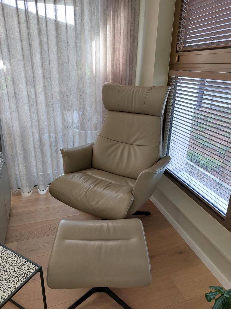 Lederen fauteuil met voetbankje, Huis en Inrichting, Zetels | Complete zithoeken, Ophalen