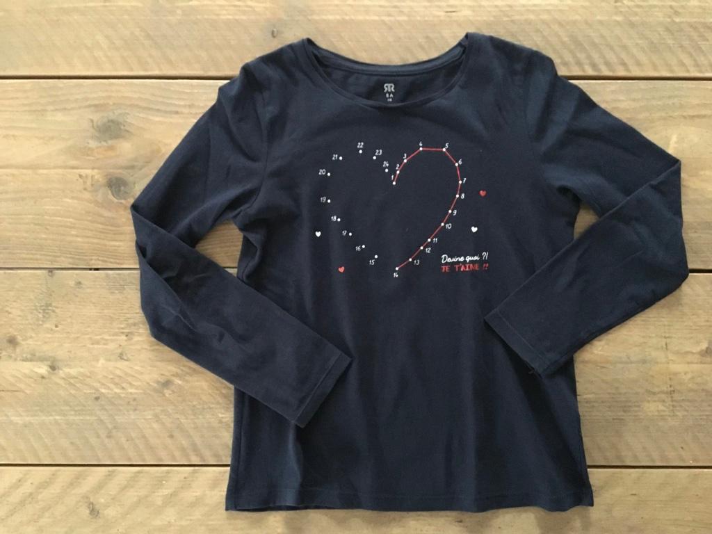 LA REDOUTE, blauwe longsleeve met hart in cijfertjes 128, Meisje, La Redoute, Ophalen of Verzenden, Zo goed als nieuw
