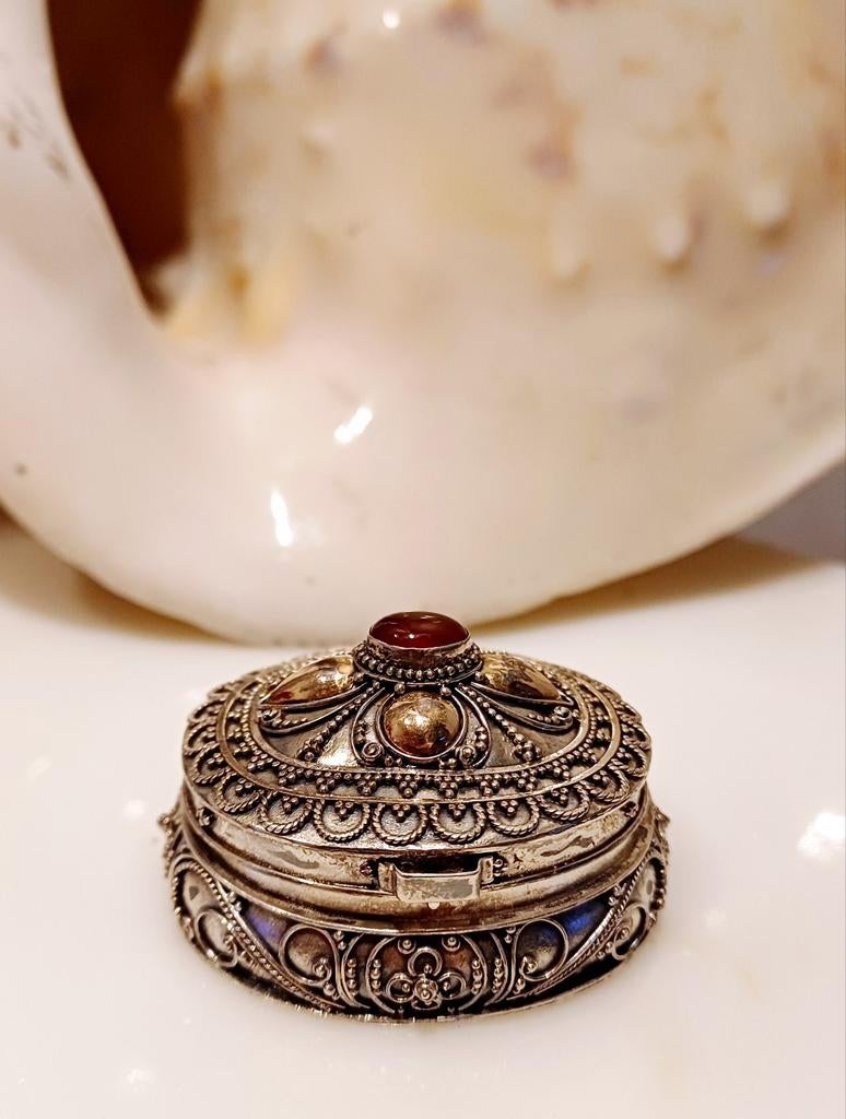 Zilveren pillen doosje met goud en carneool, Ophalen of Verzenden, Zilver