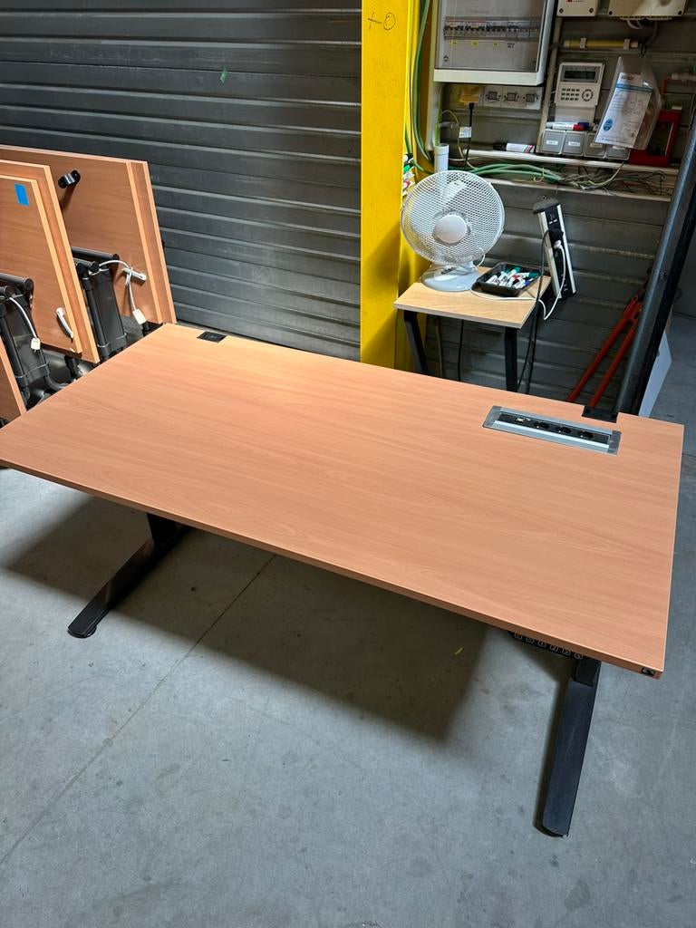 Bureau électrique avec prises intégrées, Maison & Meubles, Bureaux, Enlèvement, Électrique, Comme neuf