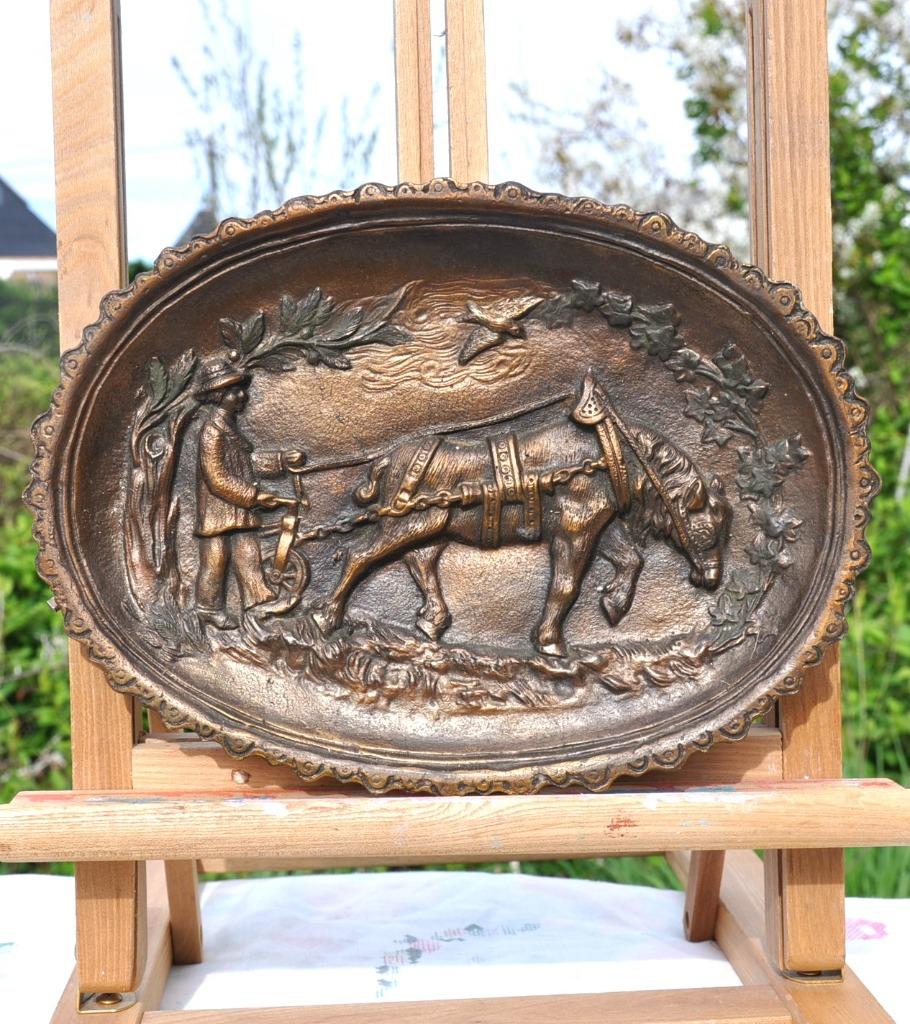 plat mural decoratif bronze cheval de trait (2), Antiquités & Art, Enlèvement ou Envoi, Bronze