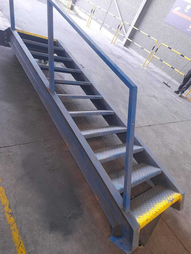 Industriele metalen trap, Doe-het-zelf en Bouw, Ophalen, Zo goed als nieuw, Trap