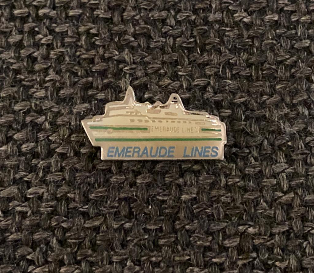 PIN - EMERAUDE LINES - BOOT - FERRY - BATEAU - BOAT, Envoi, Utilisé, Transport, Insigne ou Pin's