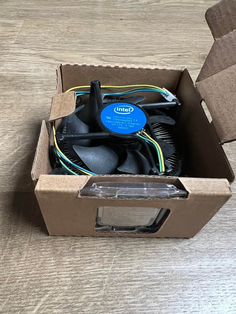 Intel i3-7100 + coolfan, Computers en Software, Processors, Ophalen of Verzenden, Zo goed als nieuw