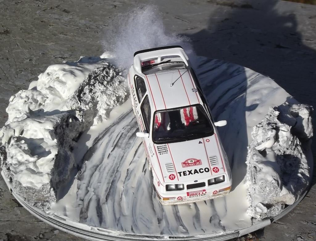 Diorama Ford Sierra RS Cosworth K. GRUNDEL Monte-Carlo 1987, Enlèvement ou Envoi, Utilisé, 1:35 à 1:50, Diorama
