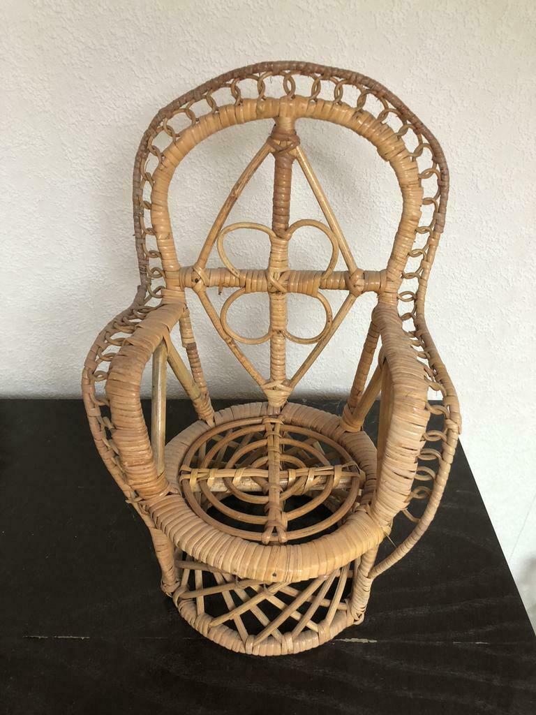 Fauteuil en osier pour poupée