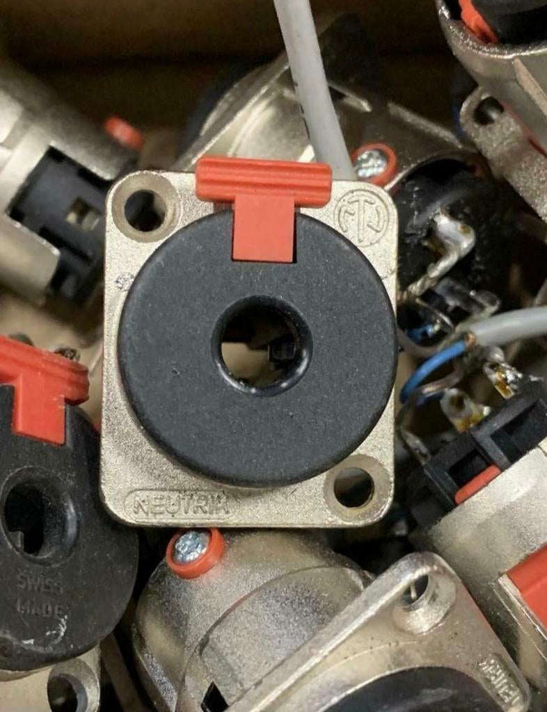 Neutrik D Size inbouw stekker Jack, Muziek en Instrumenten, Kabels en Stekkers, Ophalen of Verzenden, Zo goed als nieuw