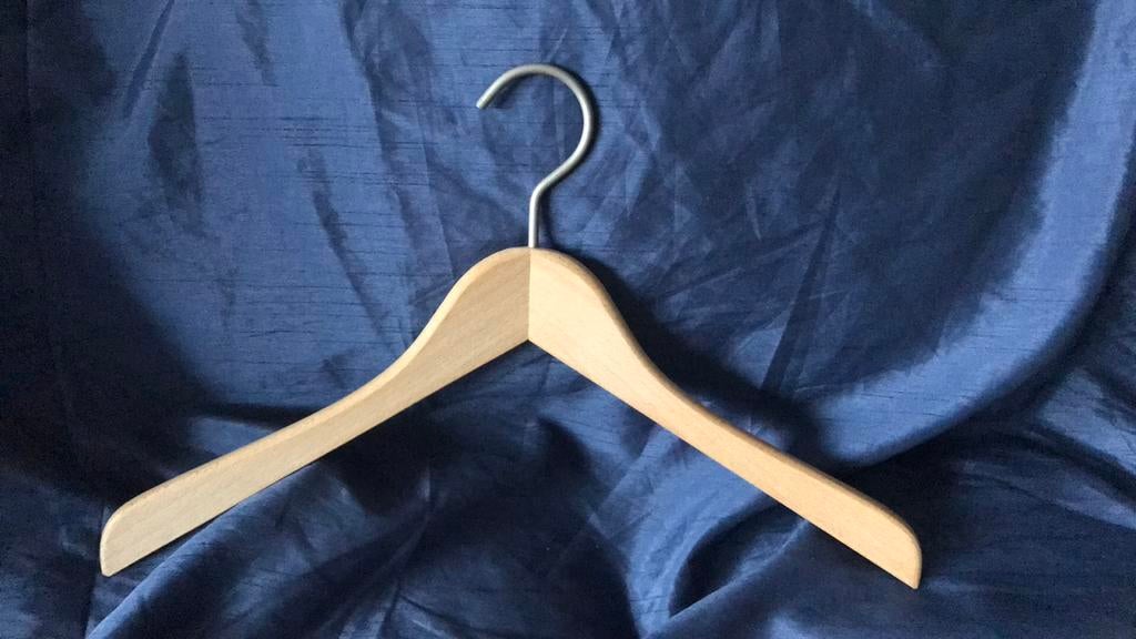 19 cintres en bois, Zo goed als nieuw