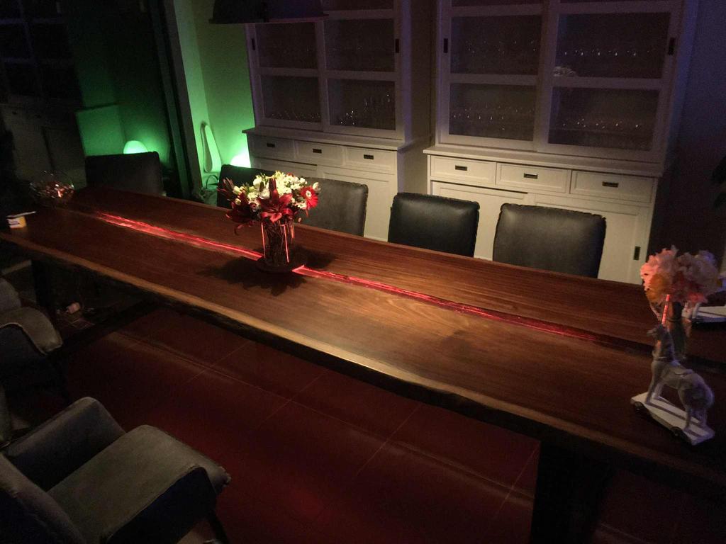 Vol houten tafel voor 10 pers, Ophalen