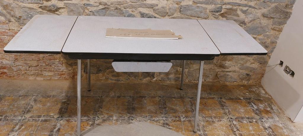Table des années 70 avec rallonges et tiroir et deux chaises, Maison & Meubles, Tables | Tables de salon, Enlèvement, Utilisé