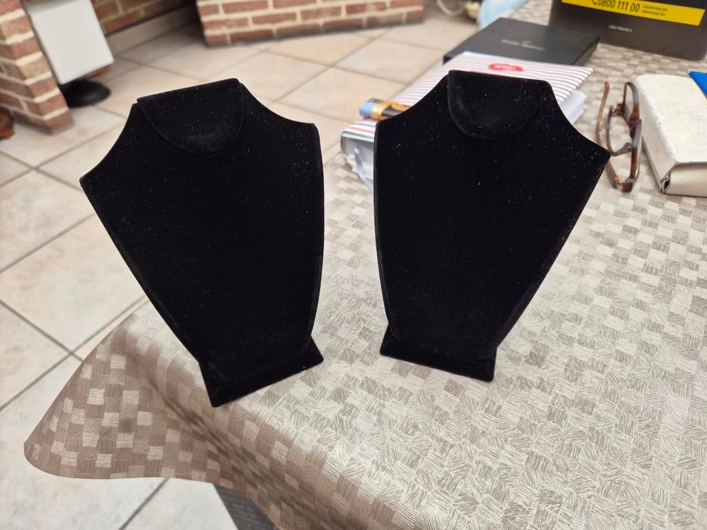 Twee mooie zwarte fluwelen sieraden houders, Ophalen of Verzenden