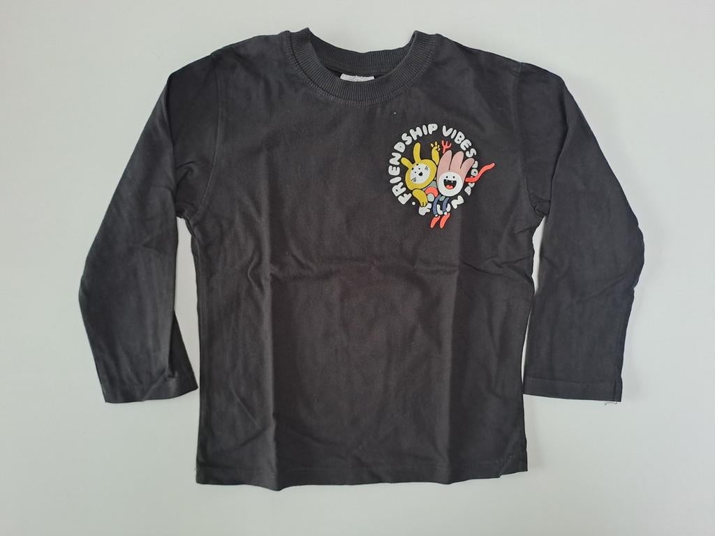 Mt 98 Zwarte T-shirt lange mouwen friendship vibes, Kinderen en Baby's, Kinderkleding | Maat 98, Ophalen of Verzenden, Zo goed als nieuw