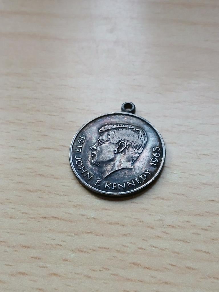 Verzilverde medaillehanger van John F Kennedy  10€, Ophalen