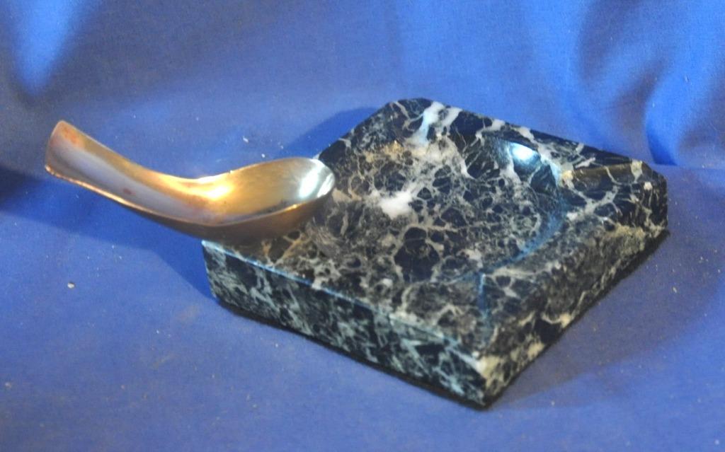 porte pipe vintage en laiton sur cendrier de marbre, Enlèvement ou Envoi, Utilisé, Cendrier